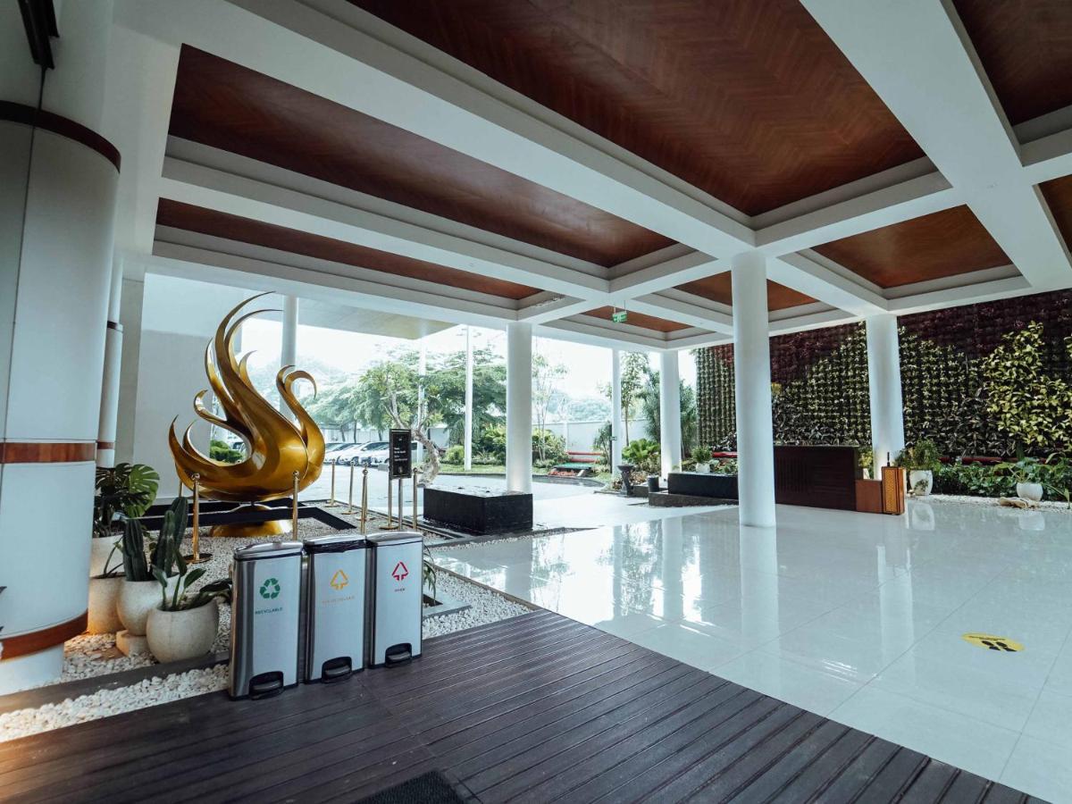 Rayz Umm Hotel Malang Exterior foto