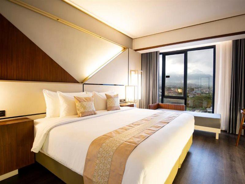 Rayz Umm Hotel Malang Exterior foto