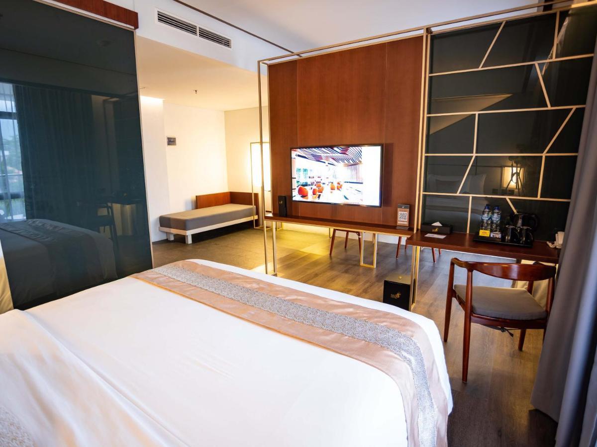 Rayz Umm Hotel Malang Exterior foto