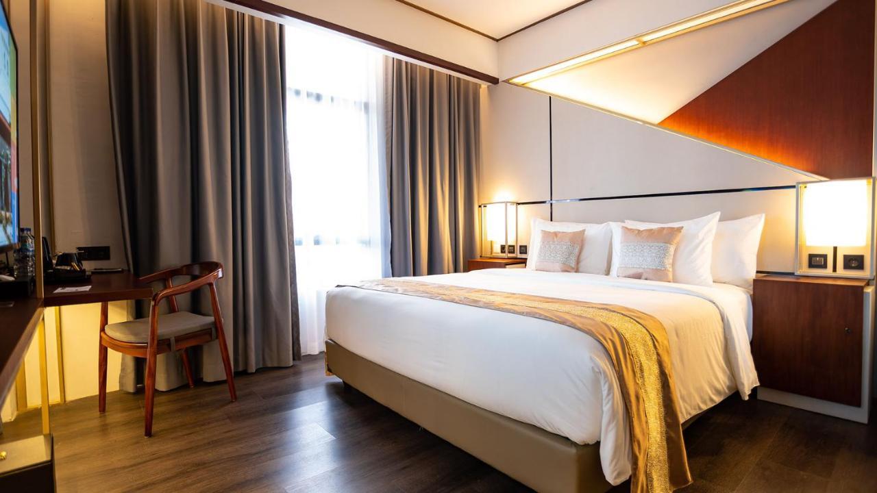 Rayz Umm Hotel Malang Exterior foto